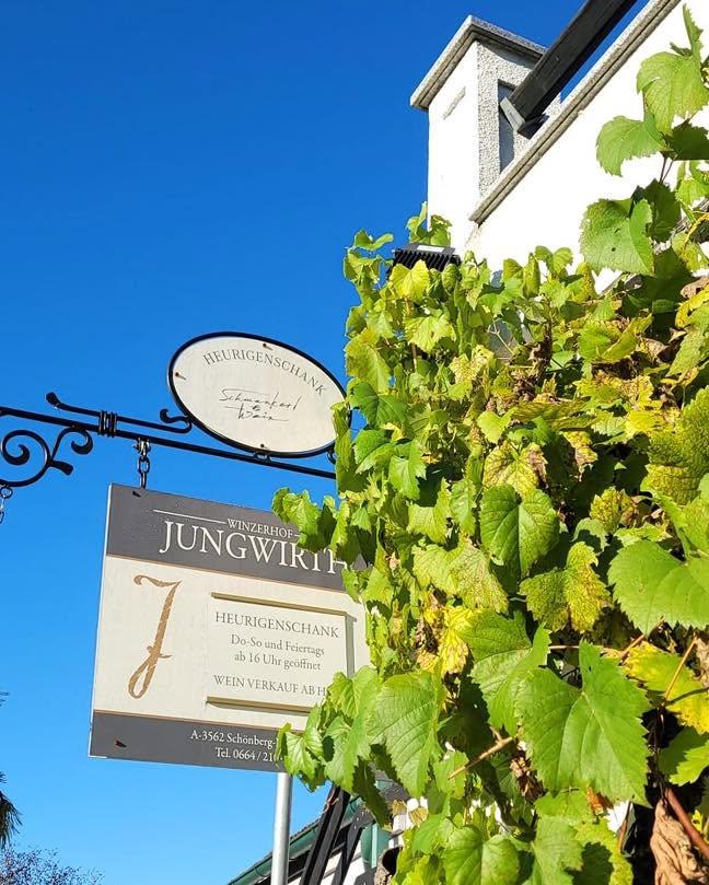 Hinweisschild Heurigenschank Jungwirth